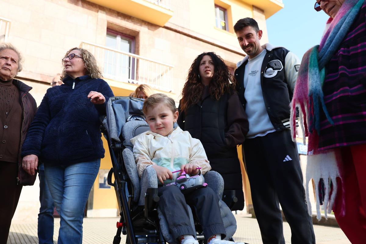Avilés. Centro social de Llaranes (Plaza Mayor). El grupo de teatro Santa Bárbara ensaya una obra benéfica -"Espérote nel puertu"-para Saúl, un niño que tiene Kars. Estarán los padres y el niño.