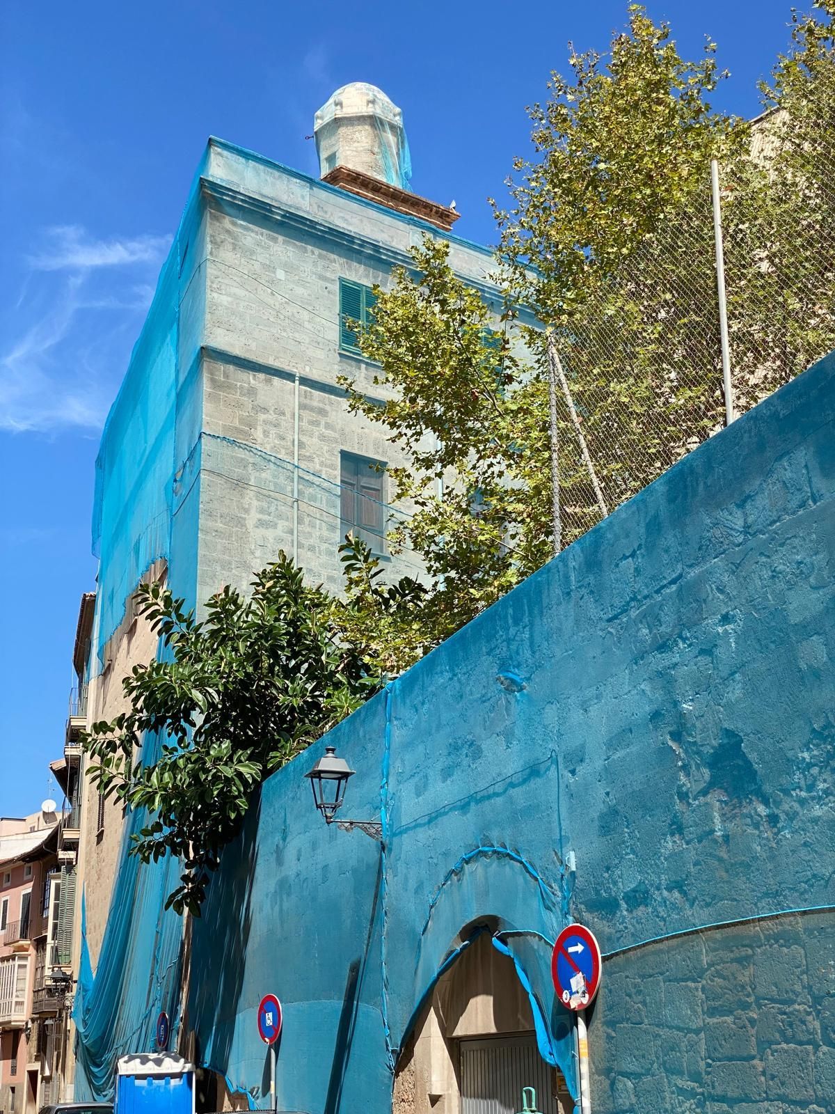 Fachada de Montesión desde la calle San Alonso, con una tela azul para evitar desprendimientos