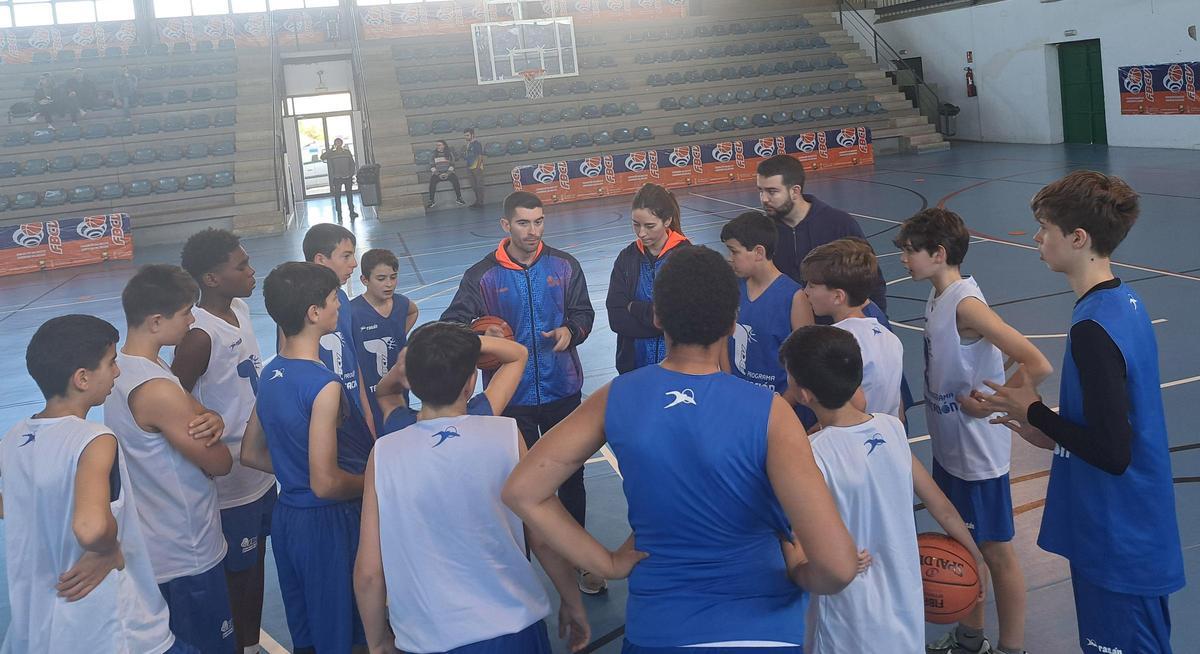 Los Alevines escuchan las instruciones de sus preparadores.