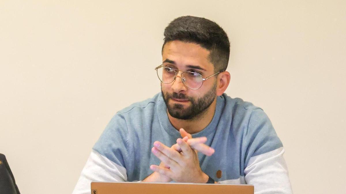 El concejal de Somos Ribadumia, Sergio Soutelo, en un pleno.