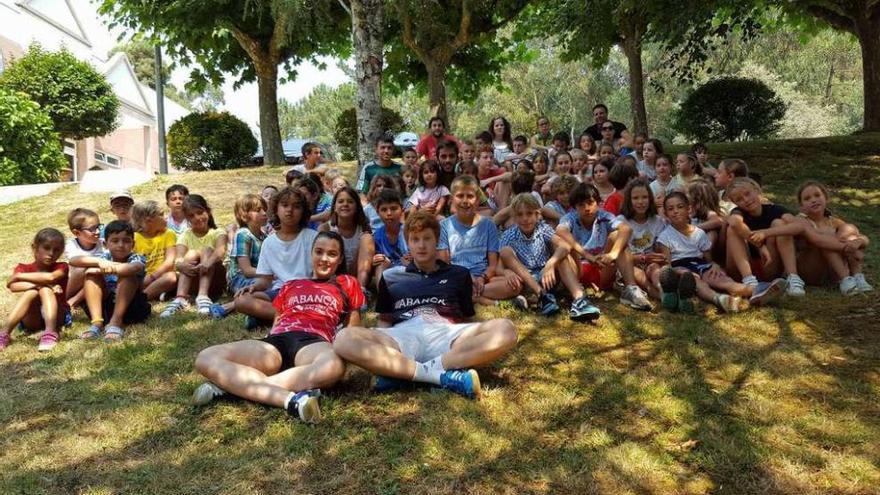 Los jugadores del CB A Estrada posan con los niños del campamento.