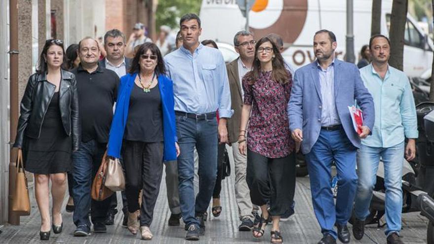 El PSC y el PSOE pactan iniciar el camino hacia la reforma constitucional
