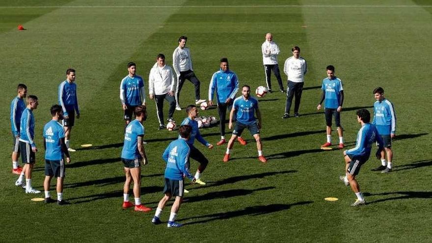 Los jugadores del Real Madrid, ayer duante su entrenamiento en Valdebebas. // Javier López