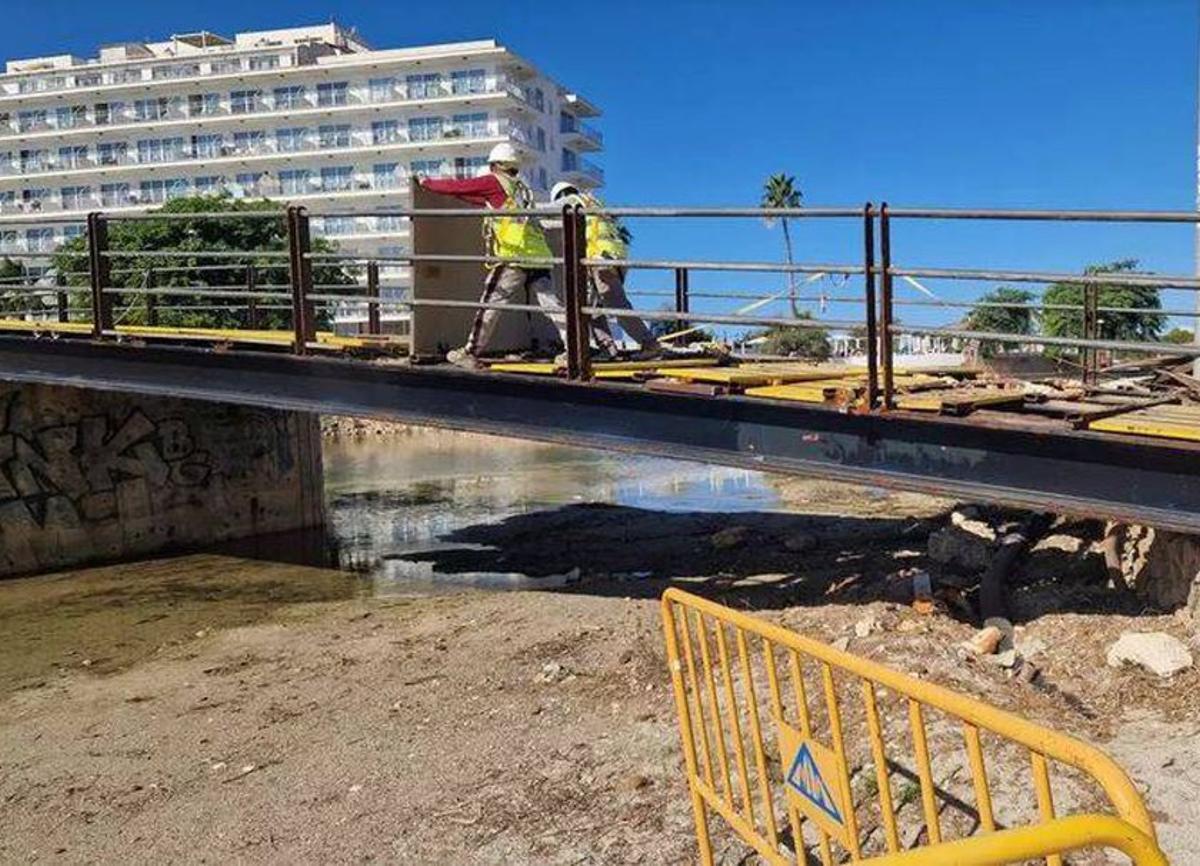 Arbeiten an der Fußgängerbrücke in S’Illot. | FOTO: SOPHIE MONO