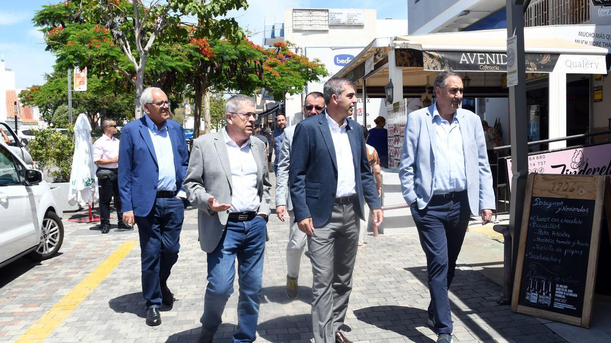 Por la izquierda, Ramón Suárez, Marco Aurelio Pérez, Manuel Domínguez y Felipe Afonso, este viernes en la Avenida de Gáldar.