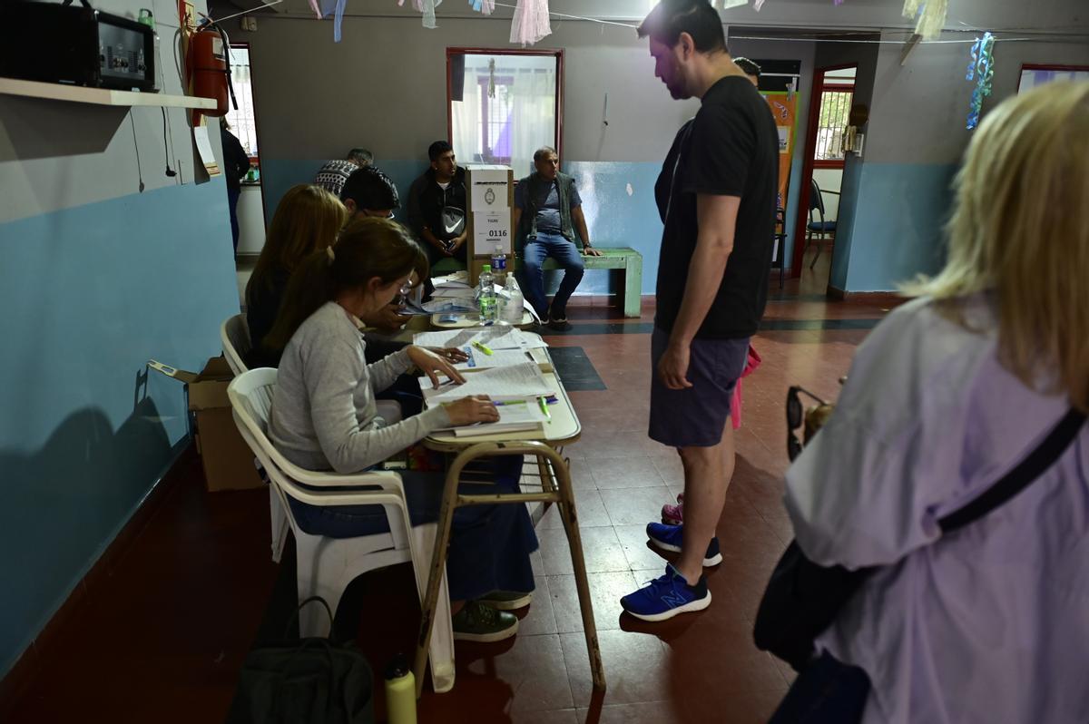 Argentina vota con esperanza en unas elecciones inciertas con buena participación