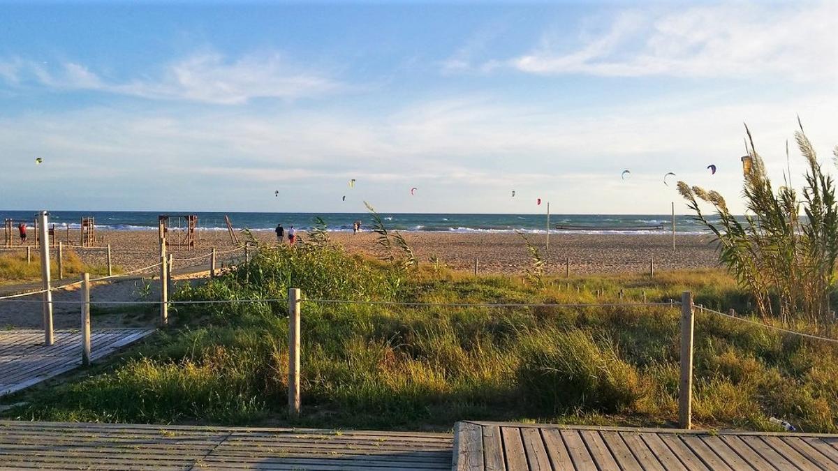 Kitesurf en la playa de Castelldefels.