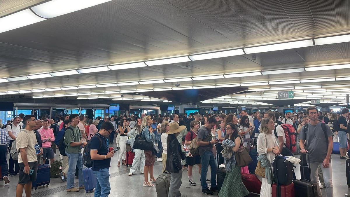 Imagen de los pasajeros en la estación Madrid-Puerta de Atocha de este viernes.