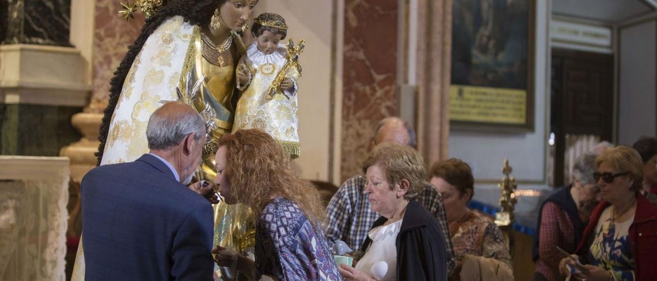 Los devotos no podrán 
besar la mano de la 
imagen, sino plantarse 
delante de la misma.