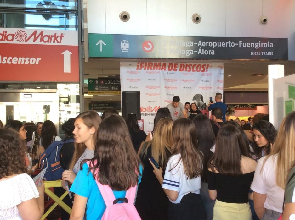 Cientos de aficionados, que hicieron cola horas antes del inicio del evento, pudieron saludar a Cepeda además de llevarse una firma y una foto para el recuerdo.