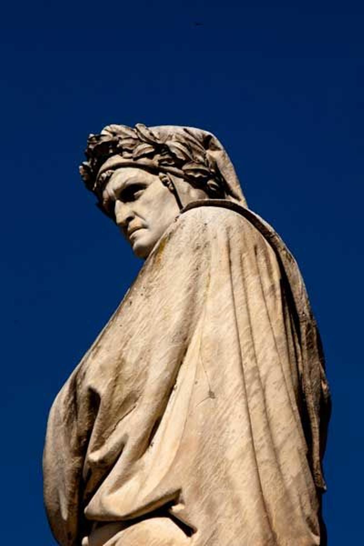 Estatua de Dante Alighieri en la plaza de la Santa Cruz