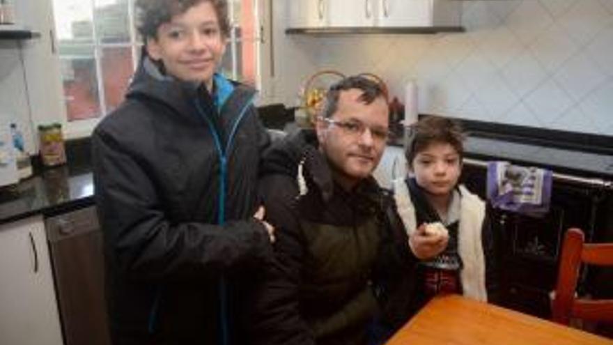 Roberto Fernández en la vivienda de su familia en Campañó, junto a sus hijos Fredi y Hugo. // Rafa Vázquez