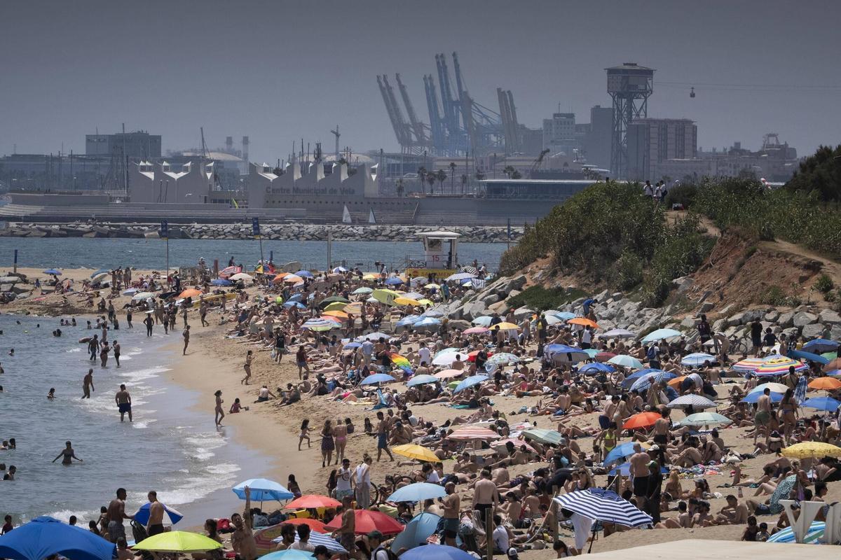 Barcelona 09/06/2025 Día festivo y de calor en Barcelona Playas de Barcelona En la foto, playa de Mar Bella Fotografía de Ferran Nadeu