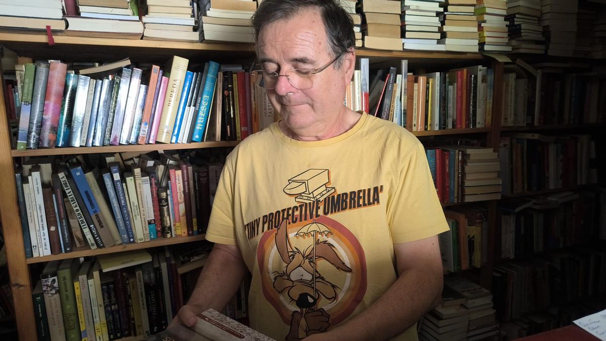 Pep Ors, rodeado de libros en su casa de Azanuy.
