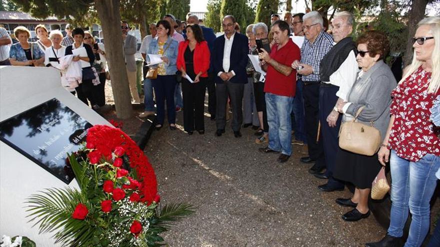 La localidad rinde homenaje a los 120 fusilados de la guerra civil