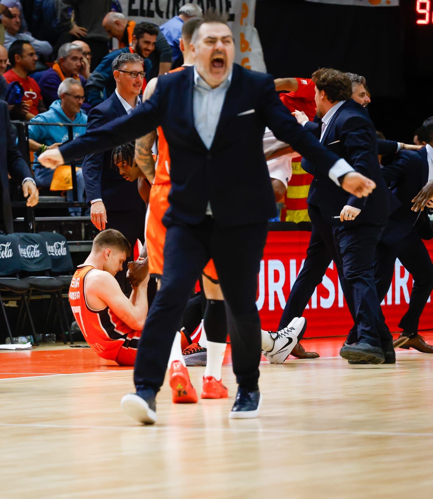 Incidentes en La Fonteta con los jugadores del Hapoel al final del partido