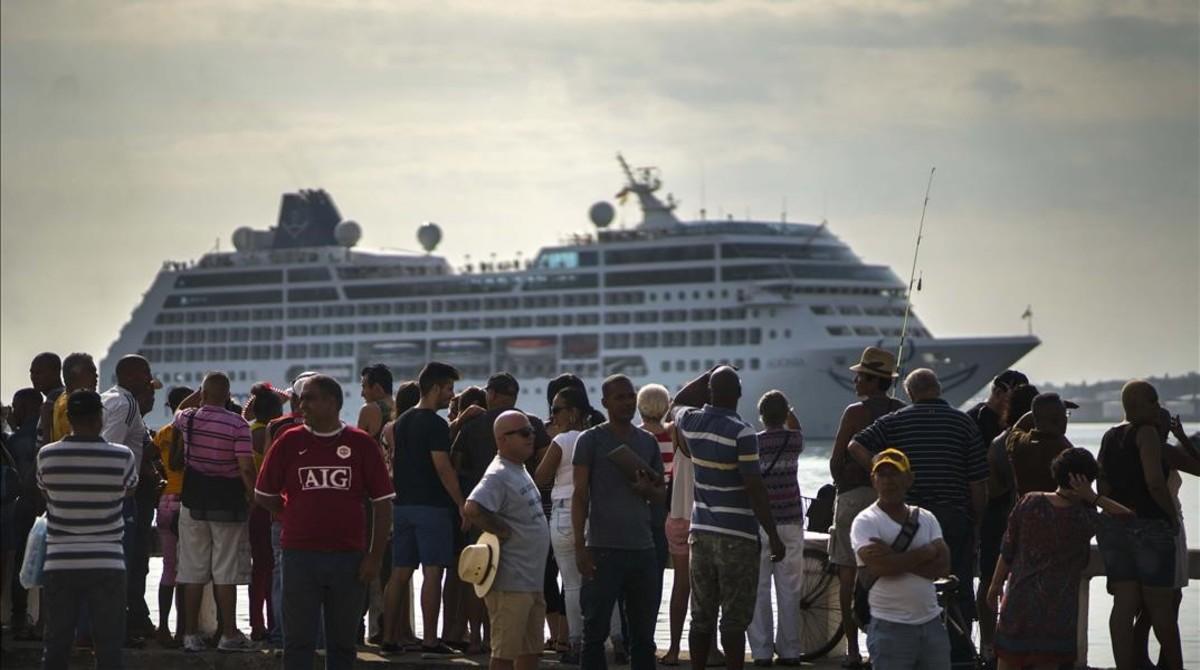 jjubierre33737918 people watch carnival s adonia cruise ship arrive 160502170541