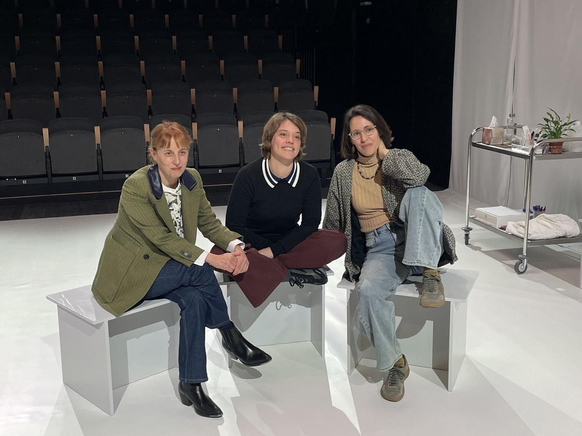 08/04/2026 La directora Victoria Szpunberg, la actriz Maria Rodriguez Soto y la escritora Eva Baltasar, en la presentación de la adaptación teatral de 'Permagel'. Se podrá ver hasta el 28 de junio en el teatro barcelonés CATALUÑA ESPAÑA EUROPA BARCELONA CULTURA