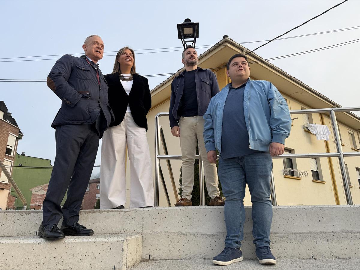 Por la izquierda, Flavio Valperga, Gimena Llamedo, Jorge García y Víctor Rodríguez Caldevilla, este jueves, observando el montaje del puente de Arriondas.