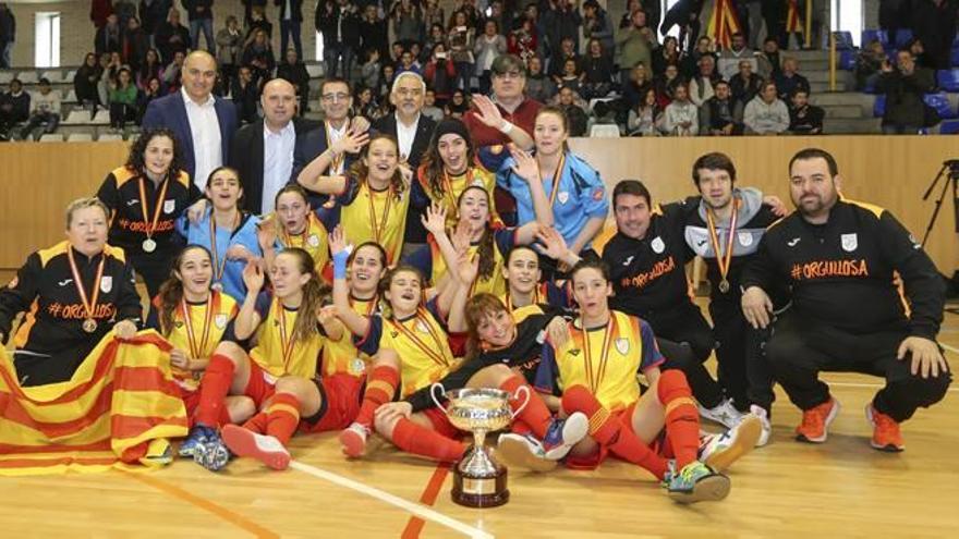 Clàudia Pons, la primera de l&#039;esquerra a la fila del mig, en plena celebració de la gesta aconseguida