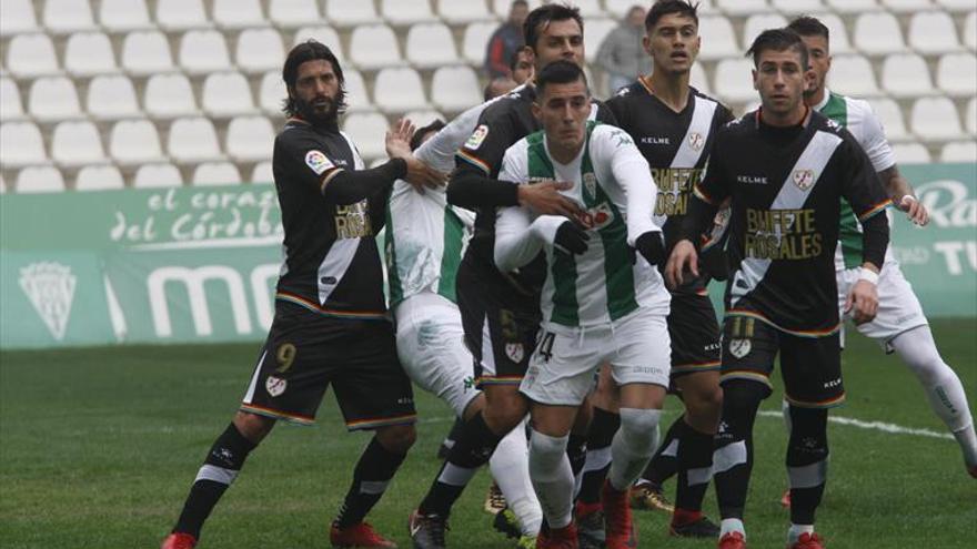 El Huesca se complica el liderato al caer goleado en Vallecas