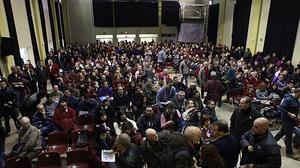 Els treballadors del metro s’han reunit aquest matí en una assemblea informativa al Casinet d’Hostafrancs, a Barcelona.