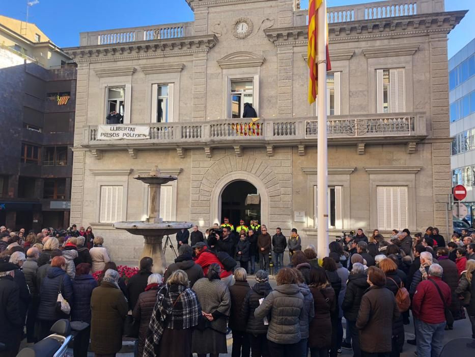 Banyoles dedica cinc minuts de silenci a la dona assassinada