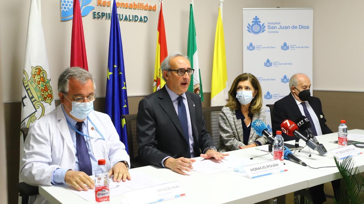 El hermano Isidoro de Santiago; el director gerente del hospital San Juan de Dios, Horacio Pijuán; la delegada de Salud de la Junta, María Jesús Botella, y César Sebastián.