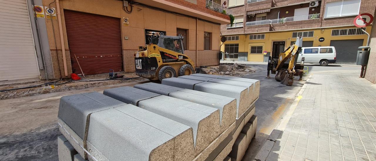 Renovación de las aceras en la calle Santo Domingo de Guzmán de Elda.