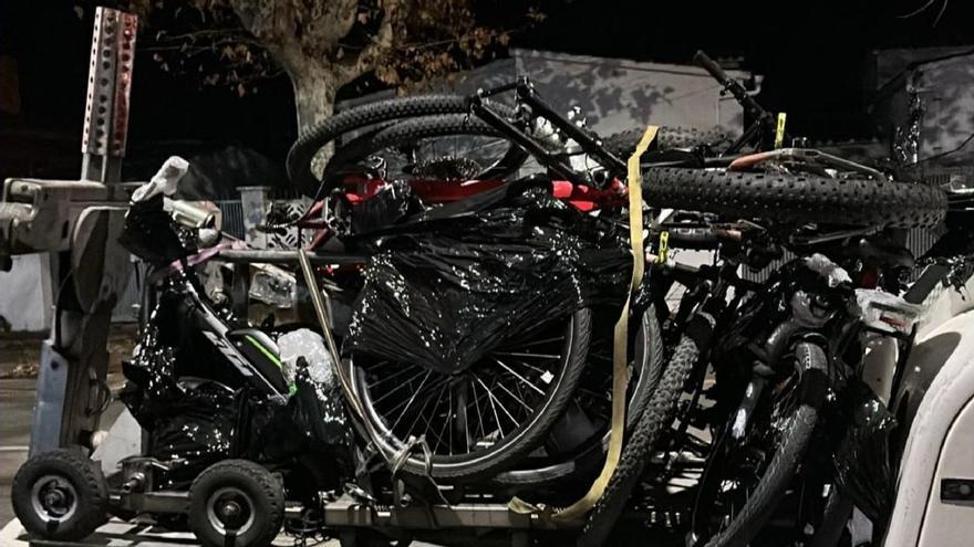 Les bicicletes intervingudes per la policia en un bar d'Empuriabrava.