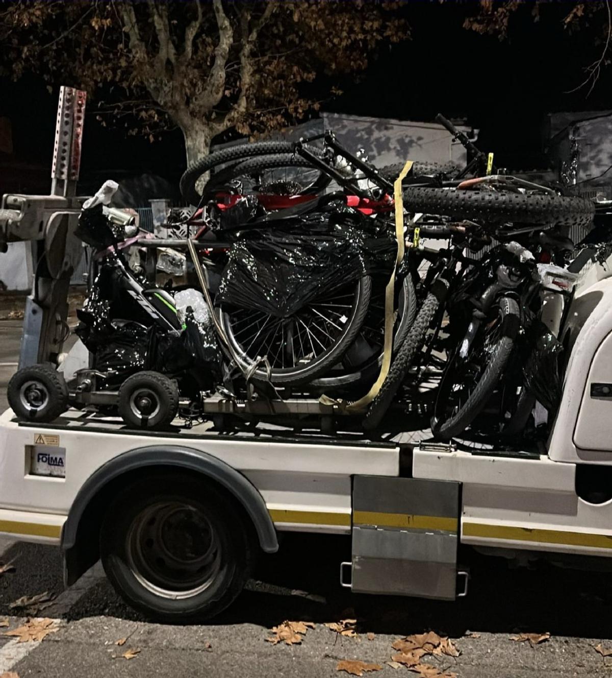 Les bicicletes intervingudes per la policia en un bar d'Empuriabrava.