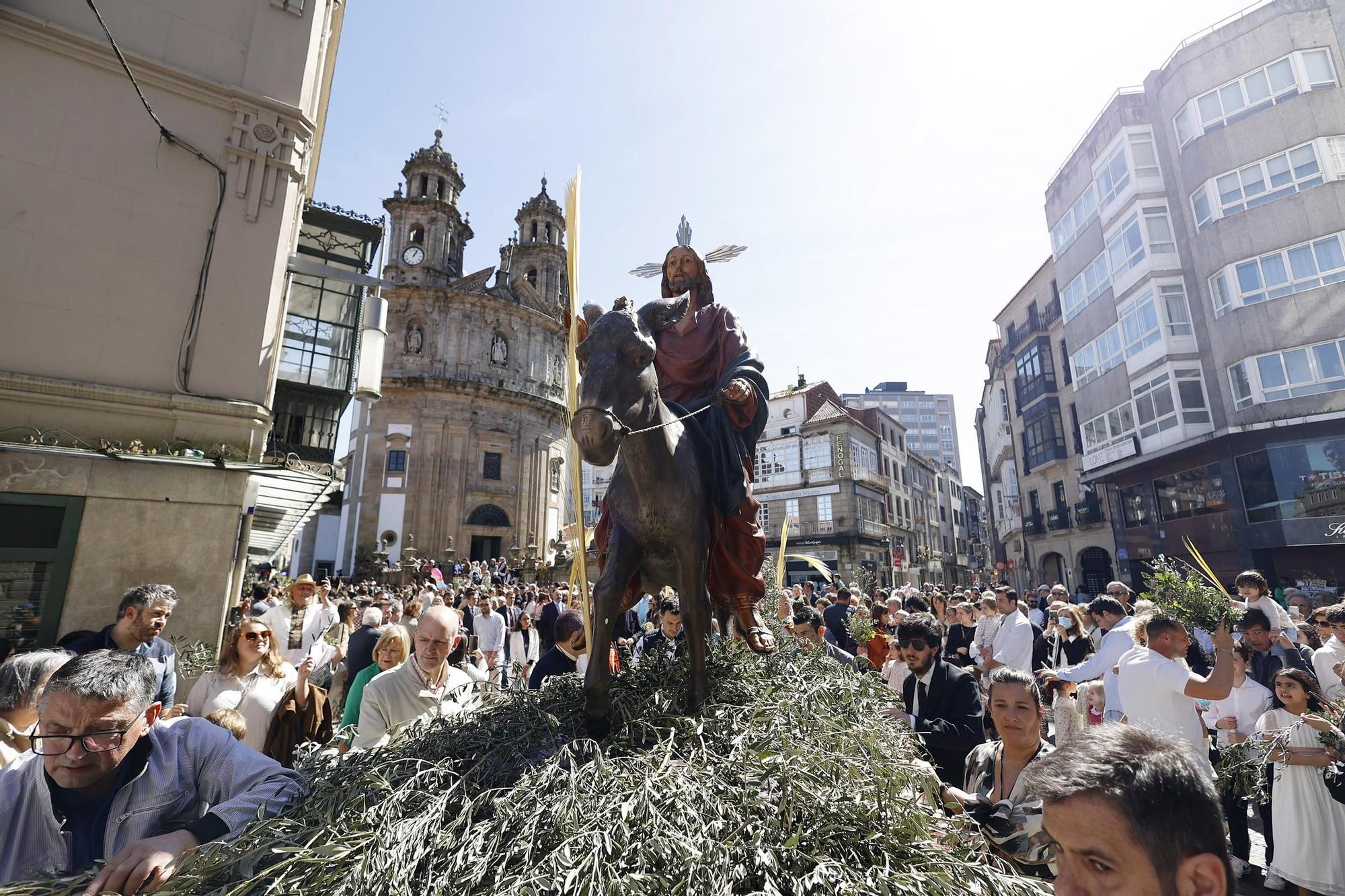 Cientos de fieles acuden a la procesión de la 'Burrita'