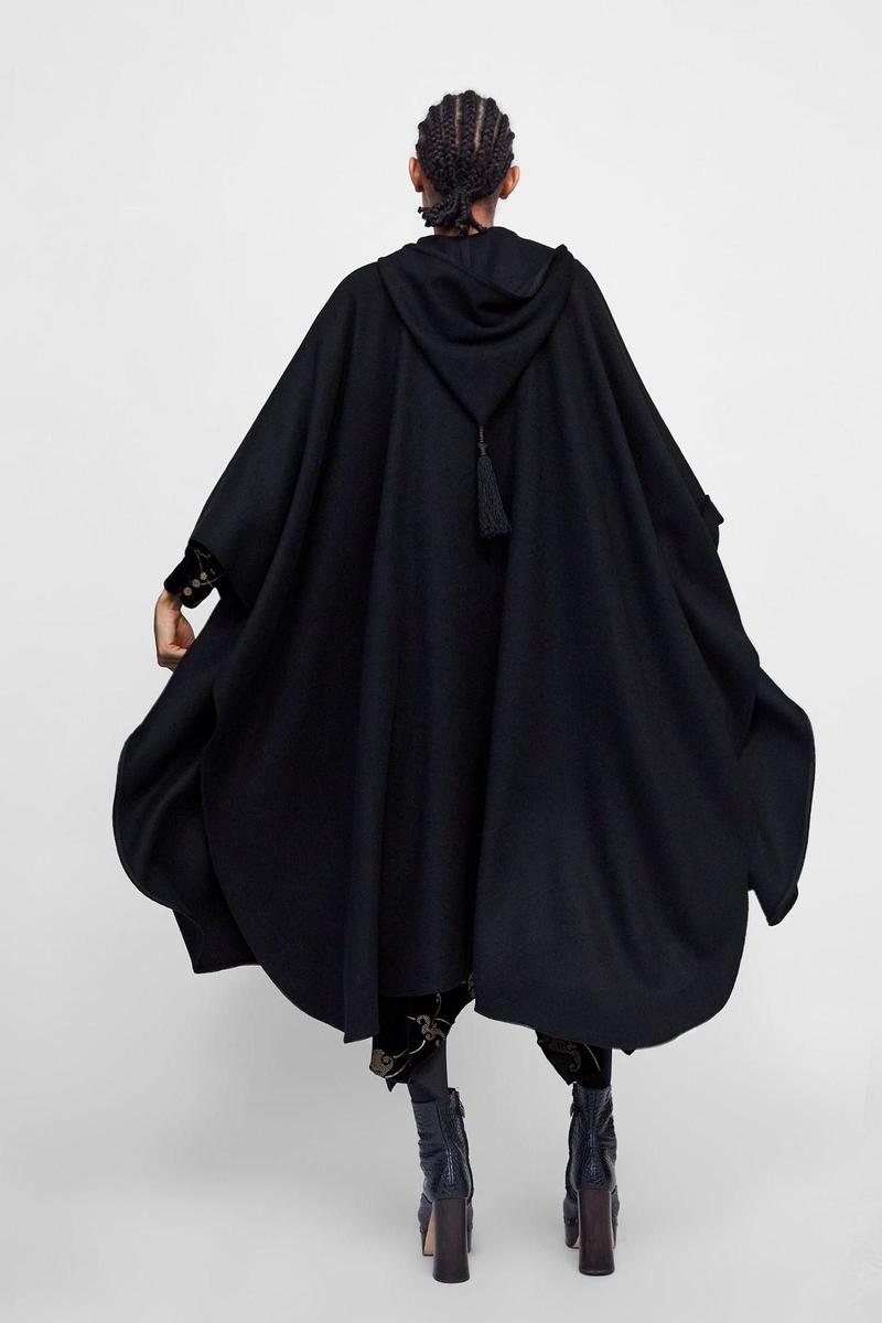 Abrigo capa largo en color negro de Zara (Precio: 149 euros)