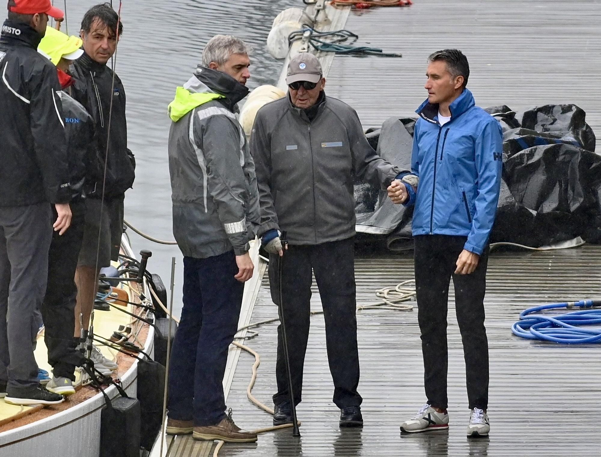 El rey emérito abandona Galicia después de que el viento y las olas le impidiesen navegar