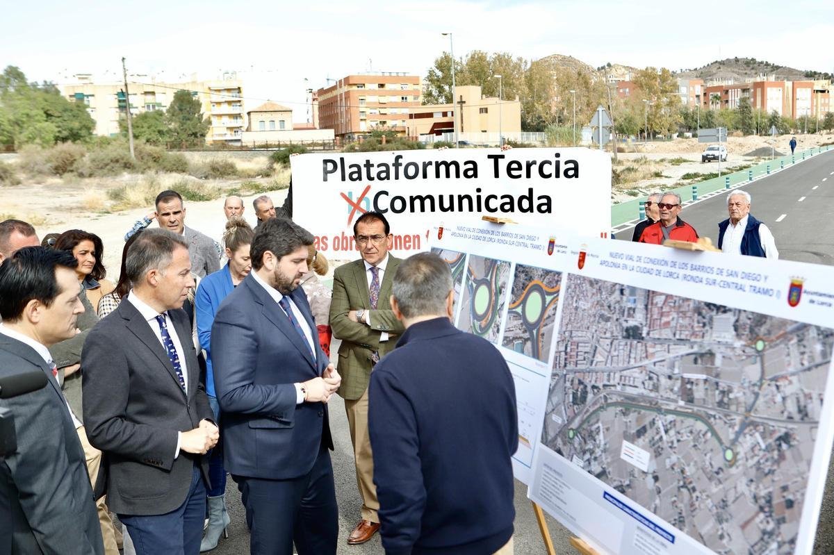 La plataforma Tercia InComunicada se manifestaba durante la inauguración.