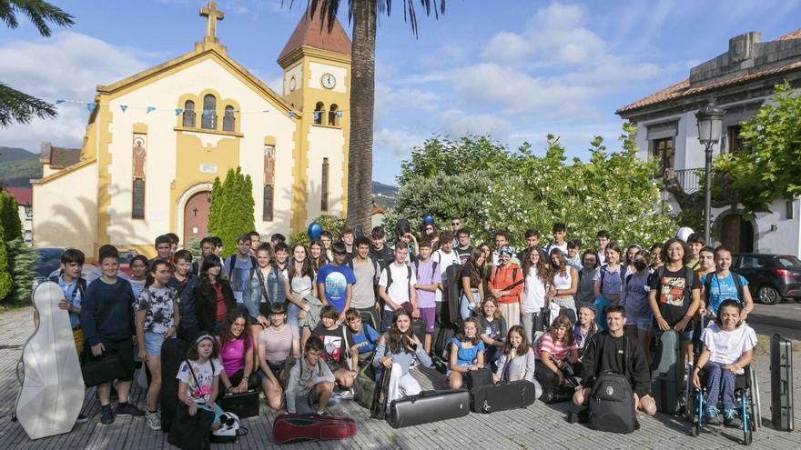 Los alumnos del I Curso nacional de música ayer, en la plaza Herminio de la Noval de Soto del Barco, antes de comenzar las clases. | María Fuentes