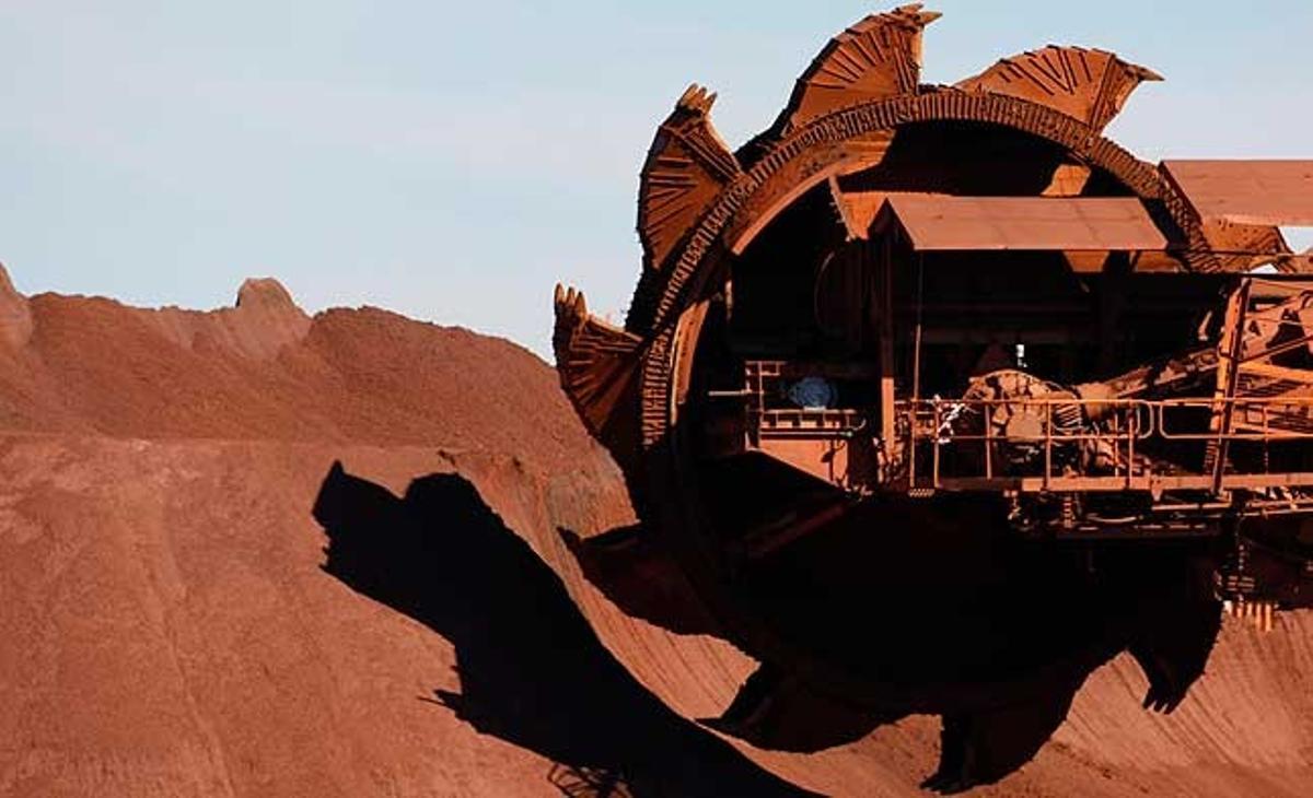 Una màquina excavadora és col·locada en posició en un jaciment de mineral de ferro de les instal·lacions de BHP Billiton, a Port Hedland (Austràlia).