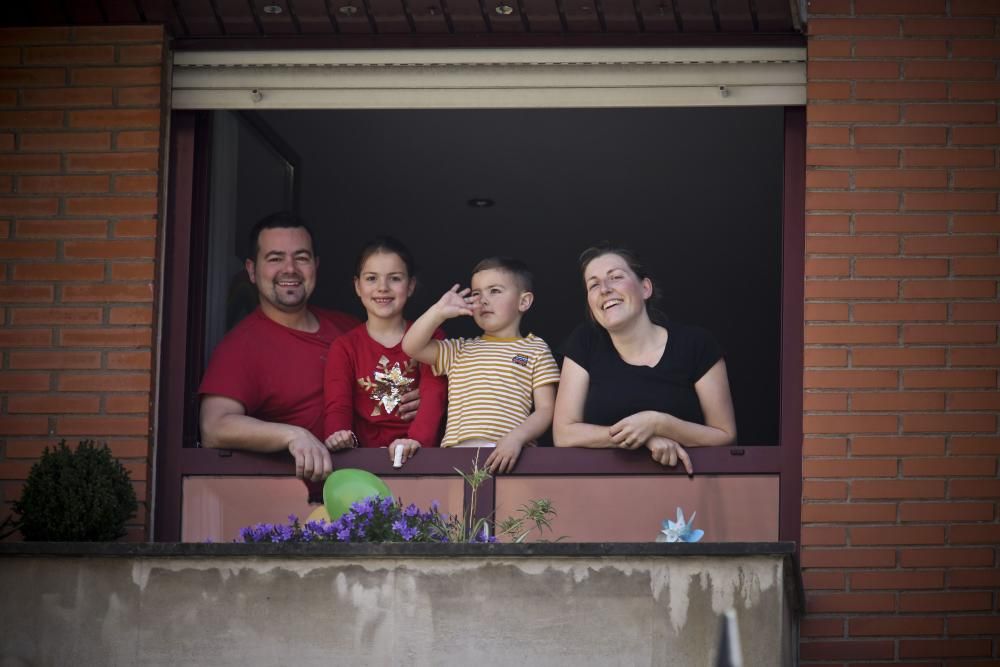 Los vecinos de El Naranco toman vermú juntos