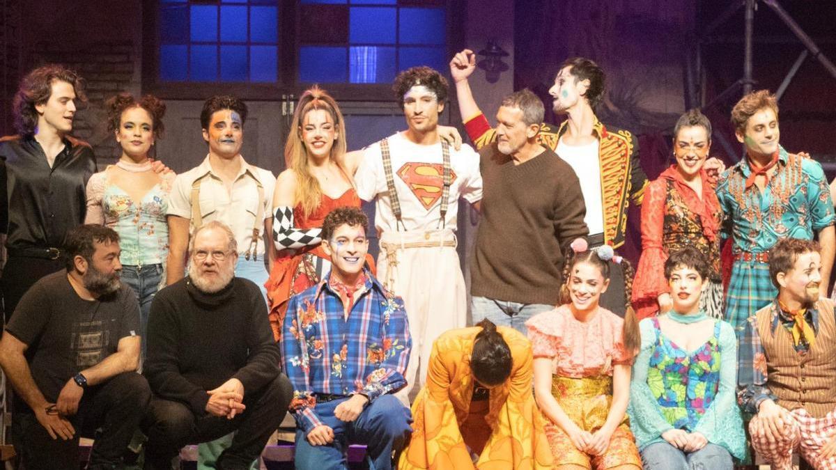 Juanjo Llorens (segundo por la izquierda, abajo), al finalizar una representación de "Godspell" dirigida por Antonio Banderas