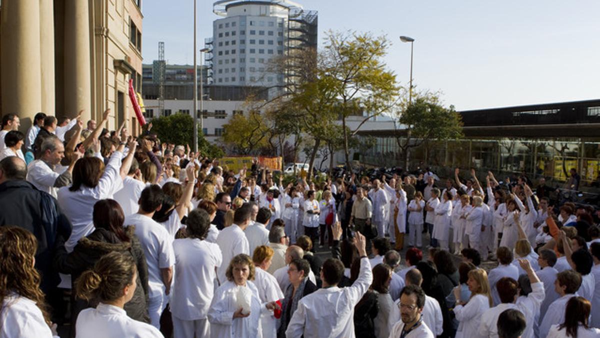 Concentración de médicos, enfermeras y demás personal hospitalario, en la puerta principal del Hospital del Vall d'Hebron.