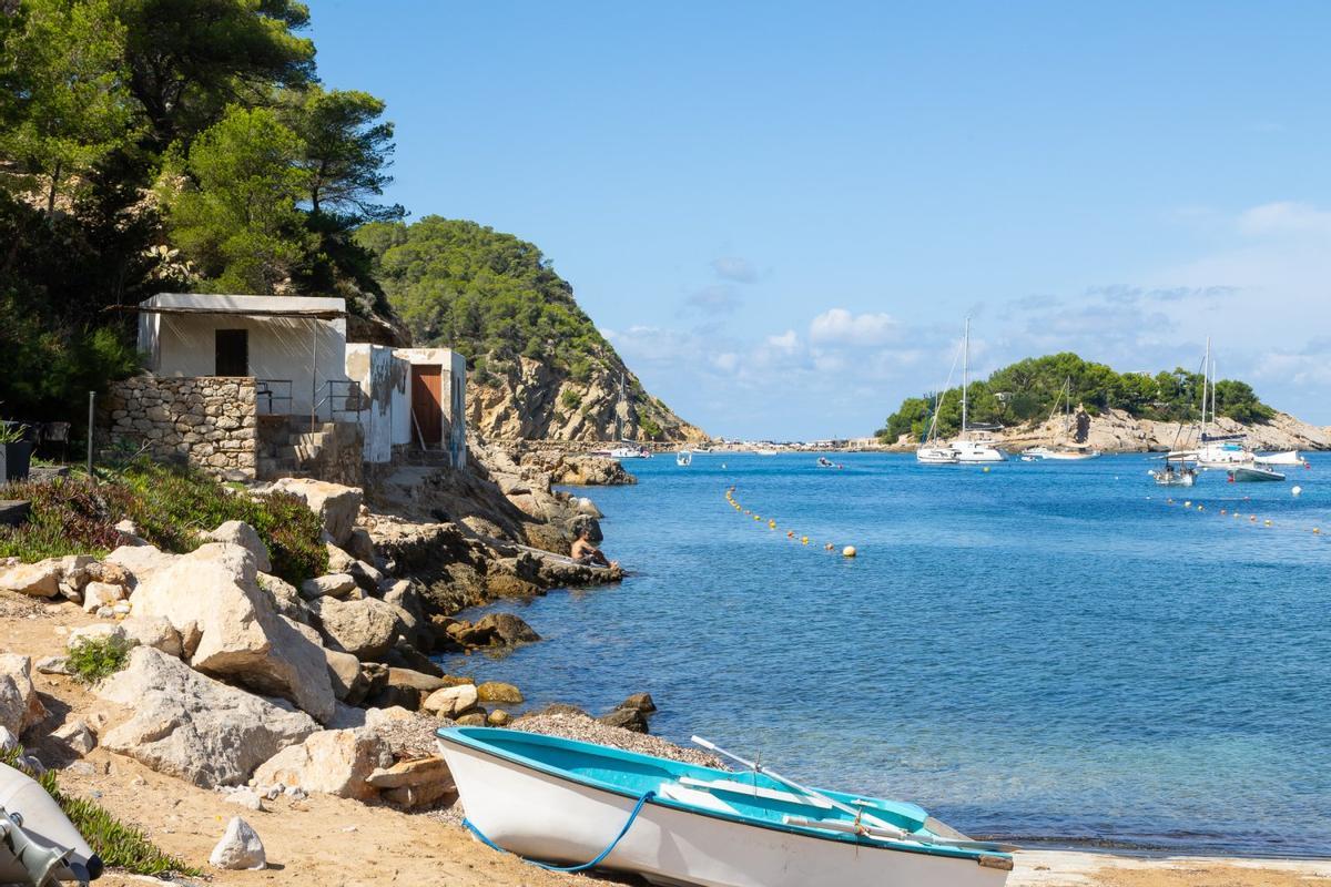 El turismo en Sant Joan Ibiza invita a descubir calas de manera relajada.