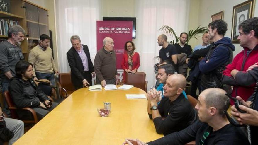 Los bomberos, ayer, en su reunión con el Síndic