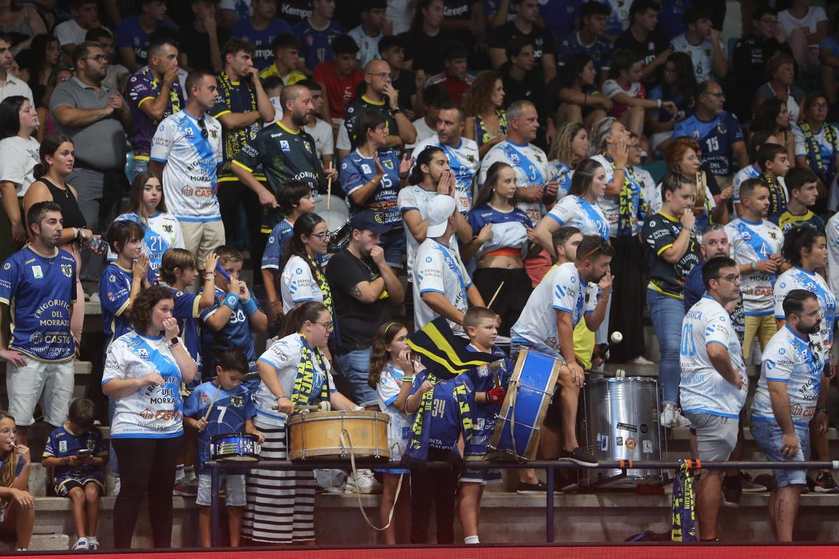 Más de 2.000 espectadores abarrotaban ayer las gradas de O Gatañal en el estreno de la Liga Plenitude Asobal 2023/24.