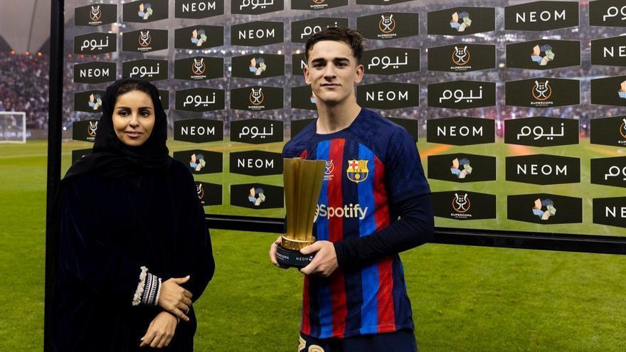 Gavi recibe el premio del MVP en la Supercopa de España disputada en Arabia.