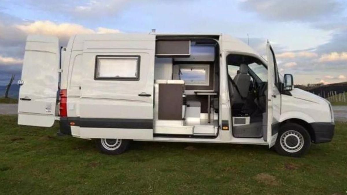 Una furgoneta camperizada.