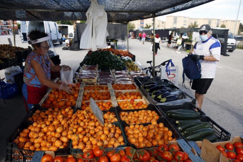 El mercadillo de Huelin vuelve a abrir tras entrar Málaga en la Fase 1.