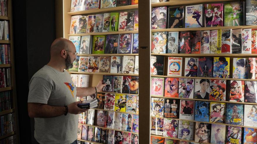 Un cliente busca un manga en Crash Comics.