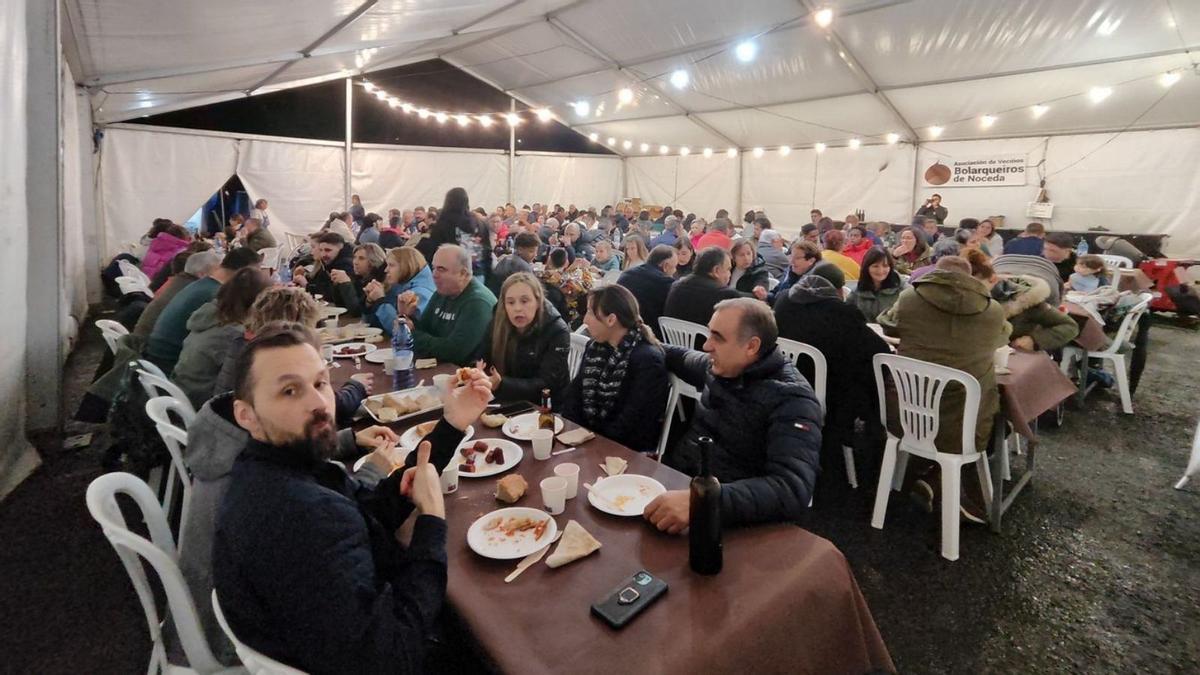 Comidas e bailes dos magostos en Noceda, A Xesta, Fiestras e Lalín de Arriba.