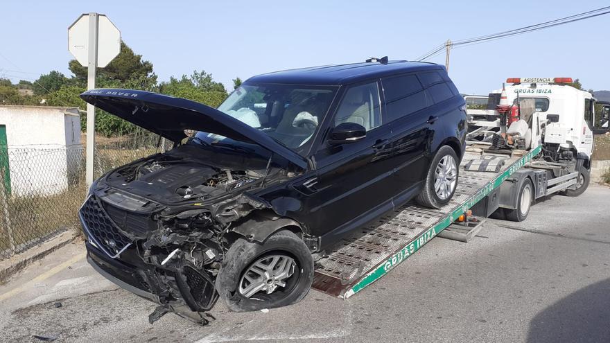 Varios heridos en un accidentado adelantamiento en Ibiza con tres coches implicados