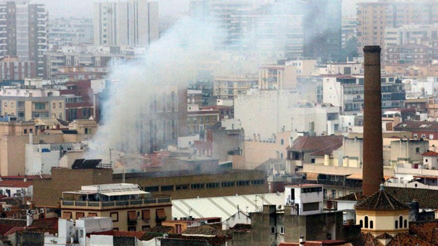 El fuego es visible desde distintos puntos de la capital.